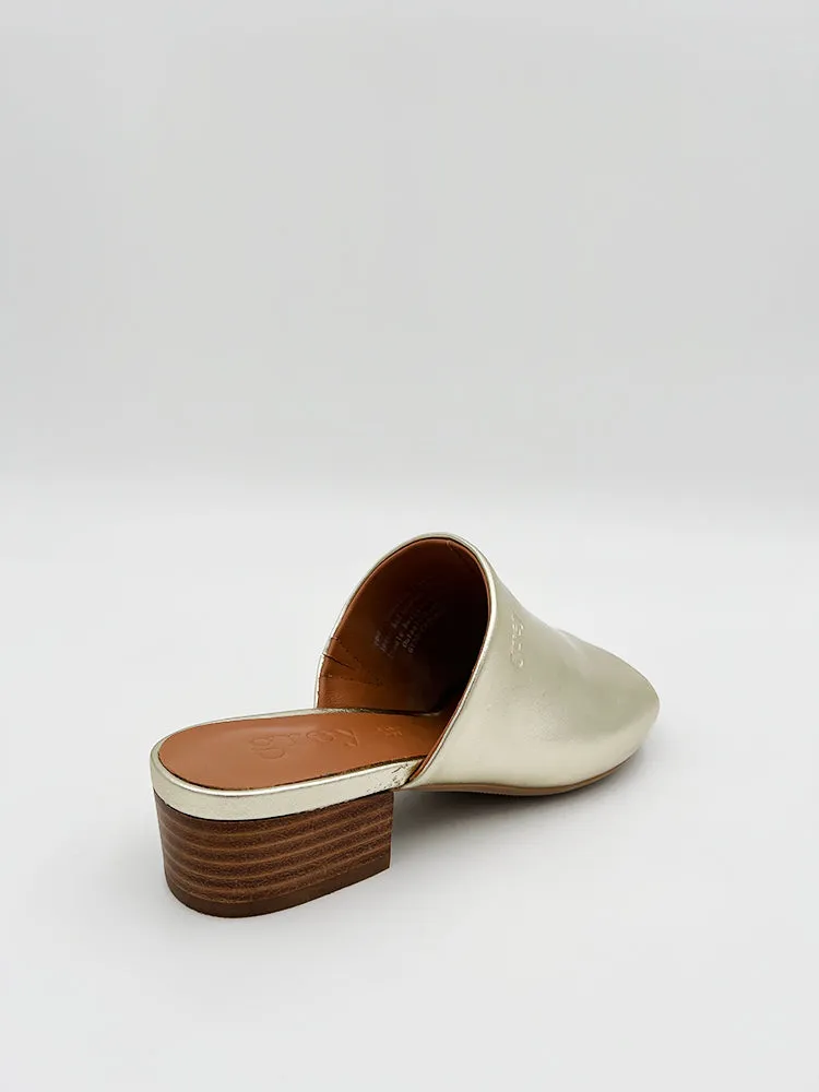 LOW HEELED MULE IN GOLD