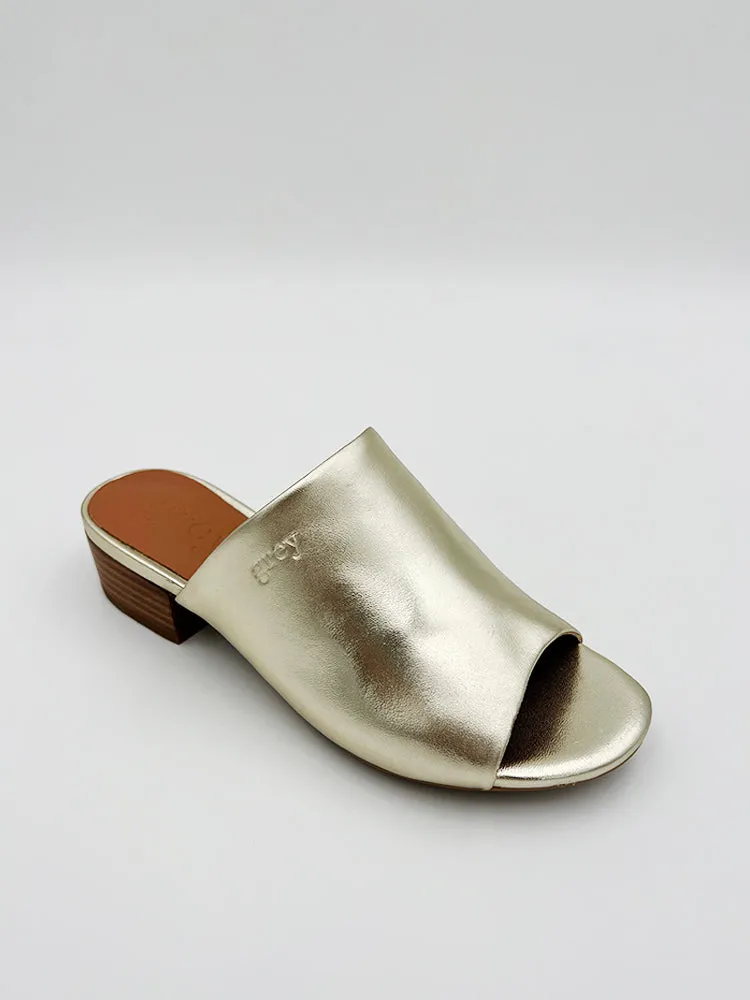 LOW HEELED MULE IN GOLD